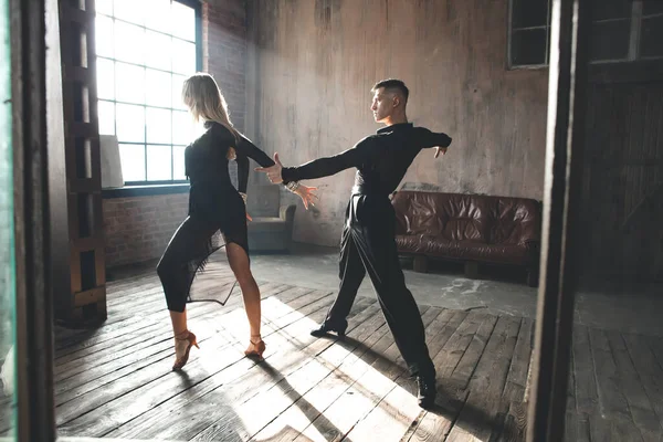 Két Profi Táncos Táncol Tetőtéri Stúdióban Gyönyörű Művészeti Előadás Sport — Stock Fotó