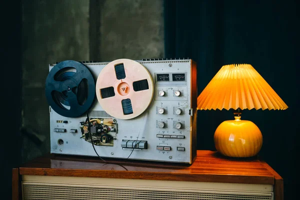 リールテープレコーダーにワイヤレスマッピング付きのヴィンテージルーム 会話を偵察するレトロな古い学校 情報収集だ スパイ活動の概念 — ストック写真