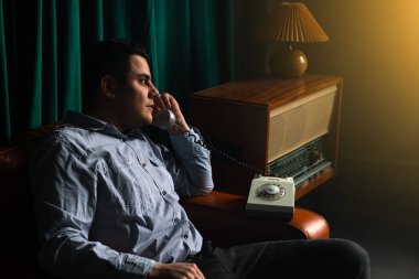 Özel ajan eski sabit hat telefonundan konuşuyor. Casusluk ya da istihbarat toplama. Casusluk konsepti. Bilgileri üstlerinize bildirin.