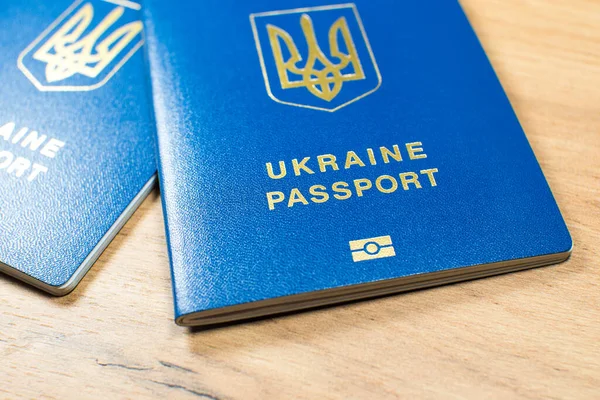 Биометрический Паспорт Гражданина Украины Поездки Европе Виз Столе Надпись Украинском — стоковое фото