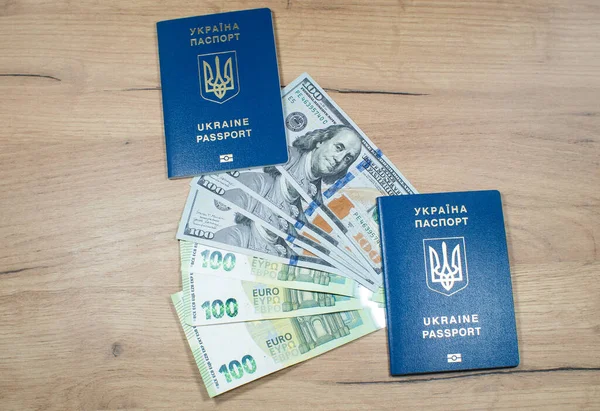 Identificación Pasaporte Biométrico Ucraniano Para Viajar Por Europa Con Dólares — Foto de Stock