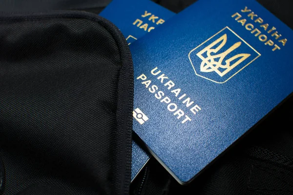 Ukrán Biometrikus Útlevél Igazolvány Nélkül Utazik Európában Hátizsák Felirat Ukrán — Stock Fotó