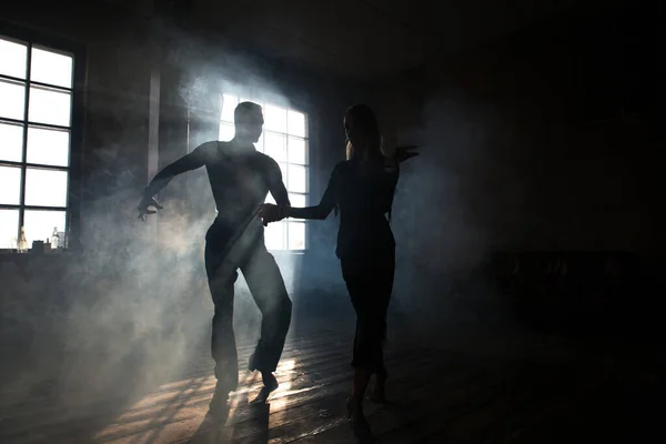 Profesyonel Balo Dansçısı Çatı Katında Dans Ediyor Ağır Dumanla Güzel — Stok fotoğraf