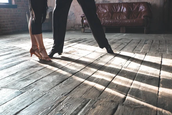 两个专业舞女的双腿在阁楼演播室里跳舞 美丽的艺术表演 浓烟弥漫 体育生活的概念 激情与情感舞蹈 — 图库照片