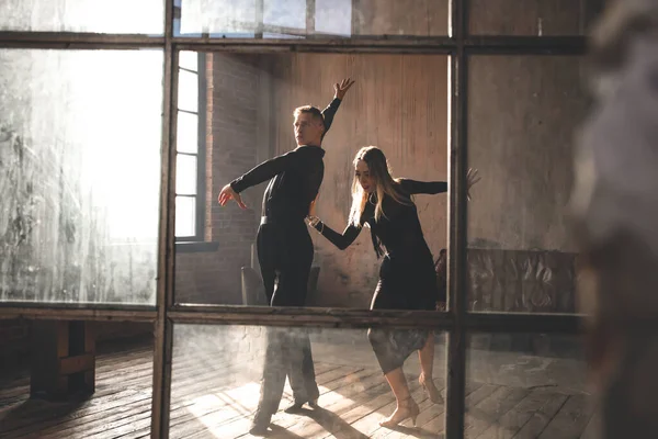 Två Professionella Balsalsdansare Dansar Loftstudion Vacker Konstföreställning Idrottslivets Koncept Passion — Stockfoto