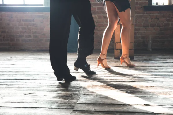 Pár Nohou Dvou Profesionálních Tanečnic Tančí Půdě Studia Krásné Umělecké — Stock fotografie