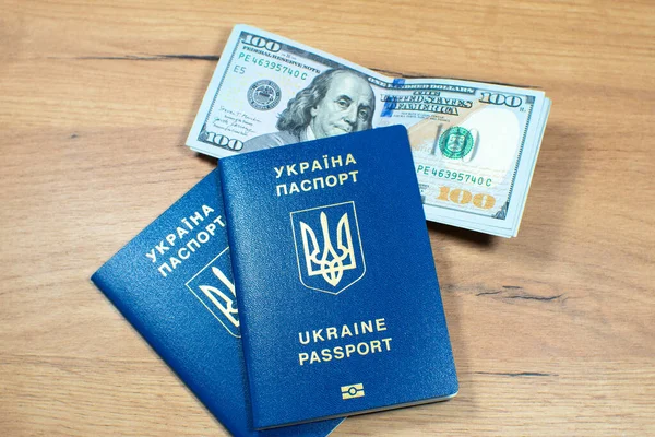 Ukraiński Paszport Biometryczny Podróży Europie Dolarami Stole Napis Języku Ukraińskim — Zdjęcie stockowe