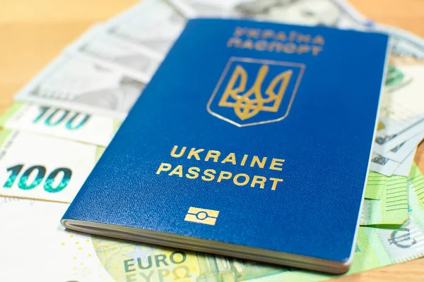 Ukrán Biometrikus Útlevél Azonosító Utazni Európában Dollárral Euróval Asztalon Felirat — Stock Fotó