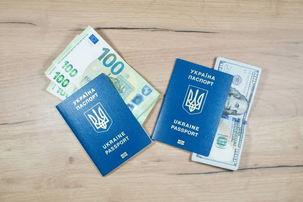 우크라이나 여권은 테이블 달러를 가지고 유럽을 우크라 Ukraine Passport 여행이나 — 스톡 사진