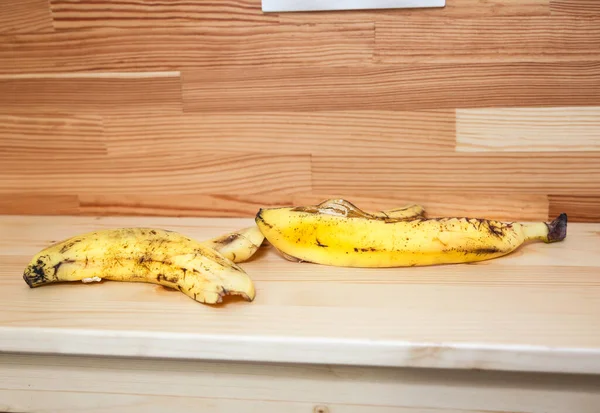 Banánhéj Éjjeliszekrényen Reggel Hotelben Utóbuli Otthon — Stock Fotó