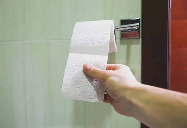 Mężczyzna Trzyma Papier Toaletowy Ręku — Zdjęcie stockowe