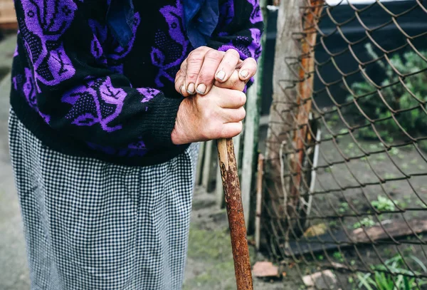Старуха Держит Палку Пенсионерские Руки Трости Гвозди Земле Бедные Старики — стоковое фото