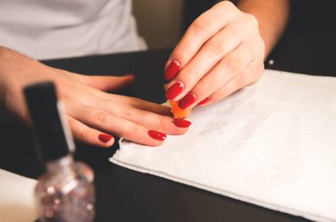 Kadın manikür yapıyor. Evdeki salon prosedürleri. Güzel eller ve tırnaklar..