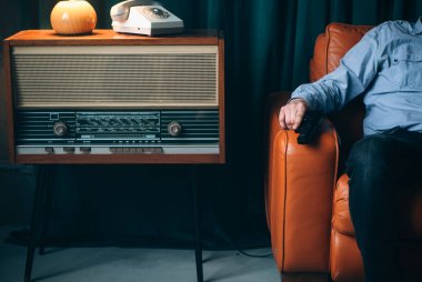 Özel ajan, eski kahverengi deri koltukta tabanca ya da silahla oturuyor. Casusluk ya da istihbarat toplama. Casusluk konsepti. Bilgileri üstlerinize bildirin.