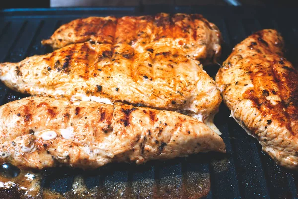 用香草和香料调味的美味多汁鸡肉牛排放在烤架上煎 烧烤派对 — 图库照片