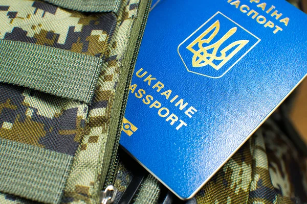Ukrán Biometrikus Útlevél Katonai Hátizsákon Ukrán Katonák Katonai Koncepció Hagyd — Stock Fotó