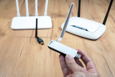 İnsan farklı kablosuz ağ yönlendiricileri seçer, modern ve eski teknoloji. Kablosuz ethernet bağlantı sinyali. USB Wifi Alıcı Kablosuz Ağ Kartı. Yüksek Hız Anteni Wifi Adaptörleri.