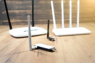 Farklı kablosuz ağ yönlendiricileri, modern ve eski teknolojiler. Kablosuz ethernet bağlantı sinyali. USB Wifi Alıcı Kablosuz Ağ Kartı. Yüksek Hız Anteni Wifi Adaptörleri.