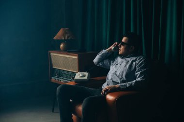 Özel ajan eski sabit hat telefonundan konuşuyor. Casusluk ya da istihbarat toplama. Casusluk konsepti. Bilgileri üstlerinize bildirin.