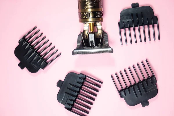 Elektrikli Metal Tıraş Makinesi Farklı Uzunluklarda Eklentileri Olan Kuru Tıraş — Stok fotoğraf