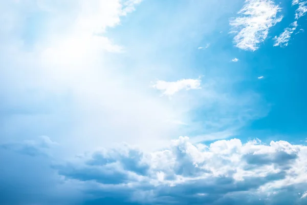Прекрасные Грозовые Тучи Синий Фон Неба Пушистыми Темными Облаками Дождливая — стоковое фото
