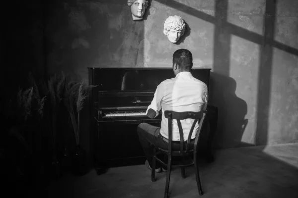 Besteci Adam Eski Piyanoda Çalar Klavye Konserde Performans Müzisyen Oyunları — Stok fotoğraf