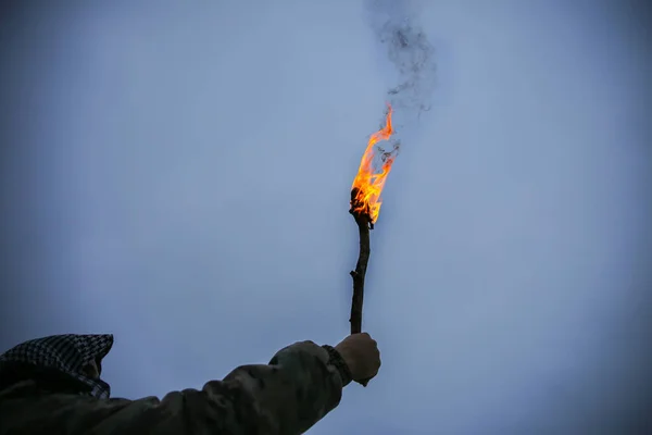 Asker Meşaleyi Ateşle Tutuyor Kamuflaj Üniformalı Bandanalı Bir Adam Dağlarda — Stok fotoğraf