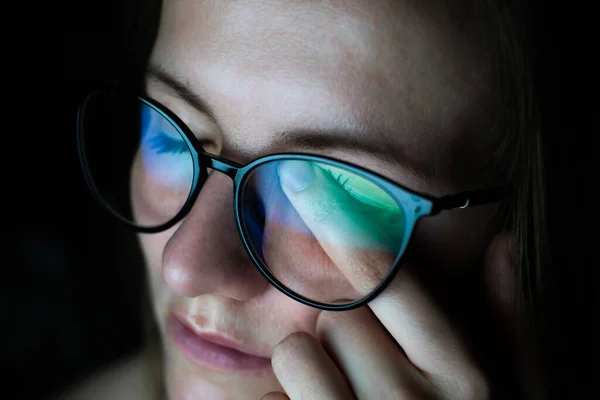 Уставшая Женщина Очках Работает Интернете Мигрень Головная Боль После Работы Лицензионные Стоковые Фото