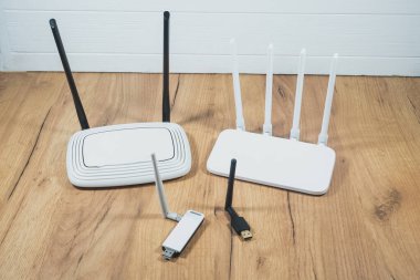 Farklı kablosuz ağ yönlendiricileri, modern ve eski teknolojiler. Kablosuz ethernet bağlantı sinyali. USB Wifi Alıcı Kablosuz Ağ Kartı. Yüksek Hız Anteni Wifi Adaptörleri.