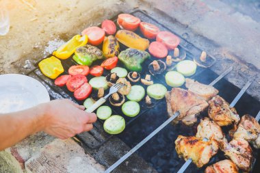 Sebze ve ızgarada et. Biber, domates, mantar ve kabak kabağı. Tavuk açık ateşte. Yaz barbekü partisi. Sağlıklı doğal yiyecek..