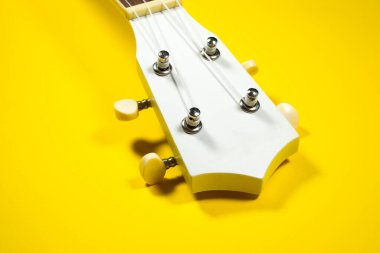 Gitarın boynunu kapat.