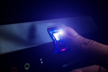 Bilgisayardaki güç düğmesine basarak makro görüntüyü kapat. Bilgisayarı aç ya da kapat.