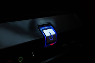 Bilgisayardaki güç düğmesine basarak makro görüntüyü kapat. Bilgisayarı aç ya da kapat.