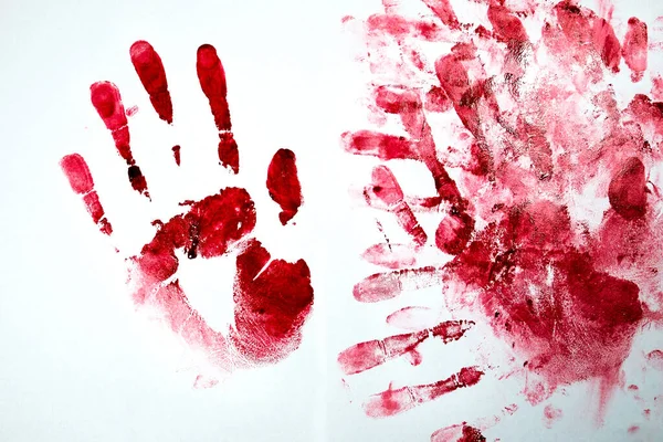 白色背景上的红血印和掌纹恐怖和犯罪现场的概念 万圣节明信片 — 图库照片