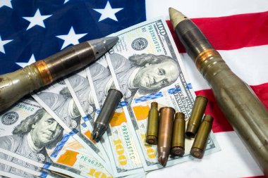Üzerinde dolar, mermi, mermi, fişek ve mermi bulunan Amerikan bayrağı. Kira sözleşmesi konsepti. Ordu konsepti. Silah ve mühimmat satışı