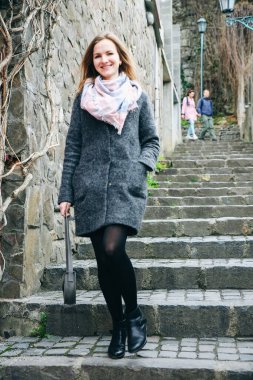 Kız taş kaldırımlarla dar bir sokakta yürüyor. Şık bir kadın. Ortaçağ feneri. Şehrin merdivenleri..