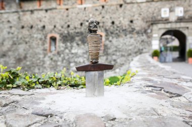 Kalenin yakınındaki taştaki kılıç. Aziz Arthur 'un ortaçağ tarzı. Orta çağ fotoğrafı. Eski duvarlar ve silah. Detaylarda antik tarih.