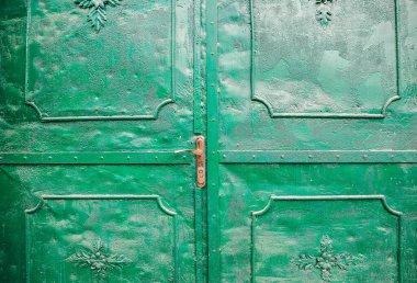 Yeşil metal kapılar. Eski tarz..