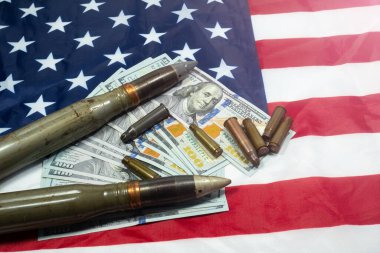 Üzerinde dolar, mermi, mermi, fişek ve mermi bulunan Amerikan bayrağı. Kira sözleşmesi konsepti. Ordu konsepti. Silah ve mühimmat satışı