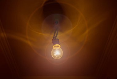 Tavanda kablolar olan yeni bir ampul. Dairede elektrik bakım onarımı yapılıyor. İçerideki restorasyon.