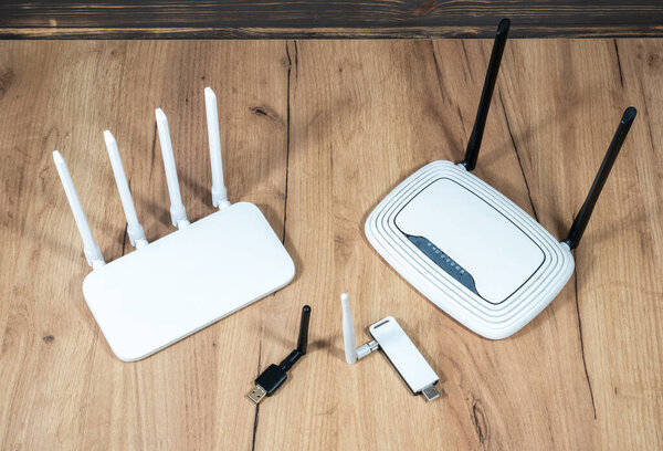 Различные типы маршрутизаторов Wi-Fi, современные и старые технологии. Сигнал беспроводного Ethernet соединения. Беспроводная сетевая карта WiFi-приемника. Высокоскоростные адаптеры Wi-Fi.