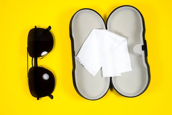 Černý Rám Pánské Sluneční Brýle Brýlemi Čištění Tkaniny Pouzdro Žlutém — Stock fotografie