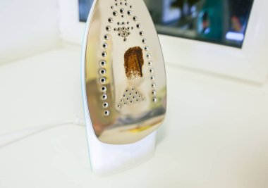 Ütüdeki kirli leke. Hasarlı ev aletleri.