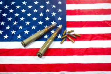 Üzerinde mermiler, mermiler, mermiler ve mermiler olan Amerikan bayrağı. Kira sözleşmesi konsepti. Ordu konsepti. Silah ve mühimmat satışı. Askeri sanayi, savaş, küresel silah ticareti.