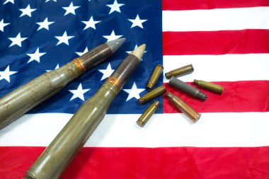 Üzerinde mermiler, mermiler, mermiler ve mermiler olan Amerikan bayrağı. Kira sözleşmesi konsepti. Ordu konsepti. Silah ve mühimmat satışı. Askeri sanayi, savaş, küresel silah ticareti.