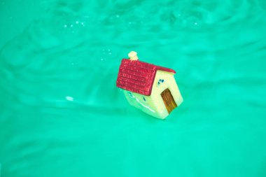 Sudaki oyuncak evi. Sel konsepti. Sigorta şirketi. Yaratıcı fikir.