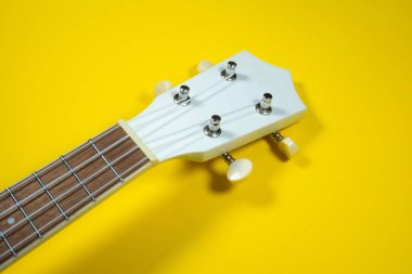 Gitarın boynunu kapat.