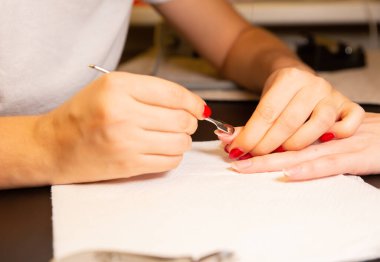 Kadın manikür yapıyor. Evdeki salon prosedürleri. Güzel eller ve tırnaklar..