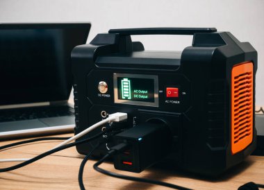 Lityum Taşınabilir Güç İstasyonu bilgisayarlı akıllı telefonu şarj ediyor