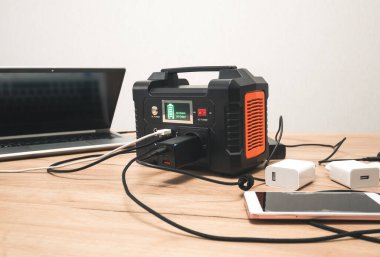 Lityum Taşınabilir Güç İstasyonu bilgisayarlı akıllı telefonu şarj ediyor
